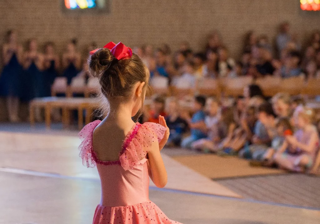 Ballett-Kind vor dem Publikum
