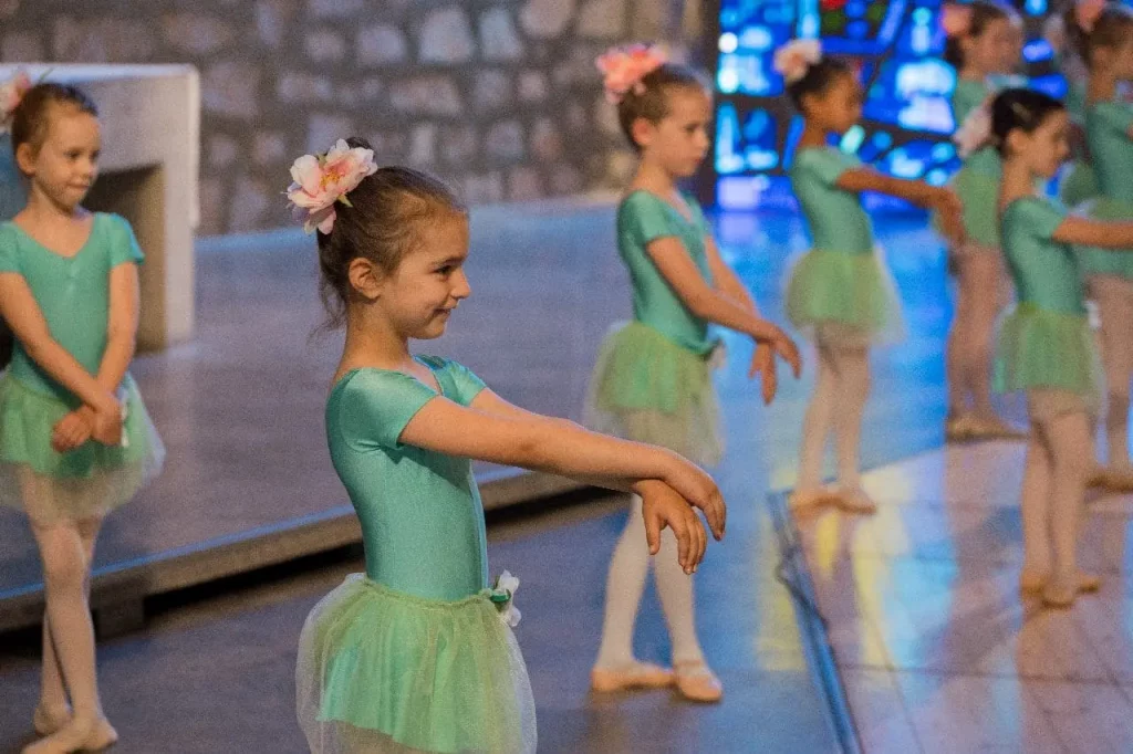 Tanzende Kinder in Turkis