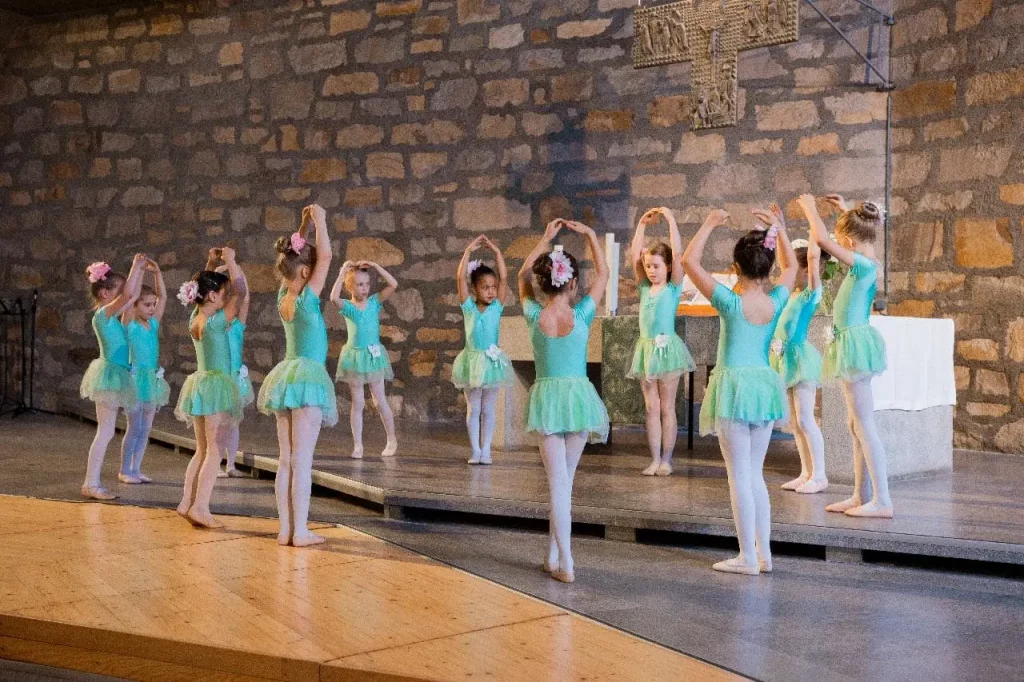 Gruppe tanzender Kinder in Turkis