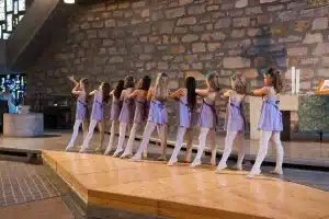 Gruppe von Ballettkindern in Lila Kostümen