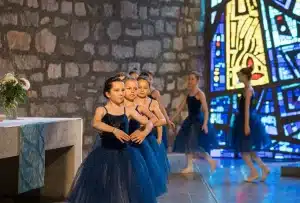 Gruppe von Ballettänzerinnen in Blau
