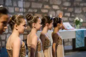 Gruppe von Ballettkindern in goldenen Kostümen