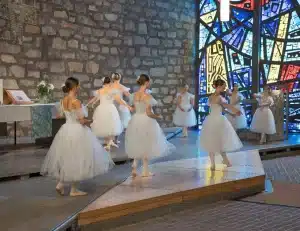 Gruppe Jugendlicher Balletttänzerinnen in weißen Kostümen 3