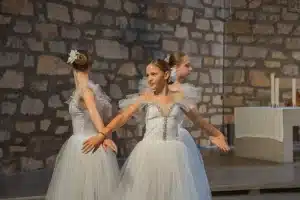 Balletttänzerinnen in weißen Kostümen im Kreis
