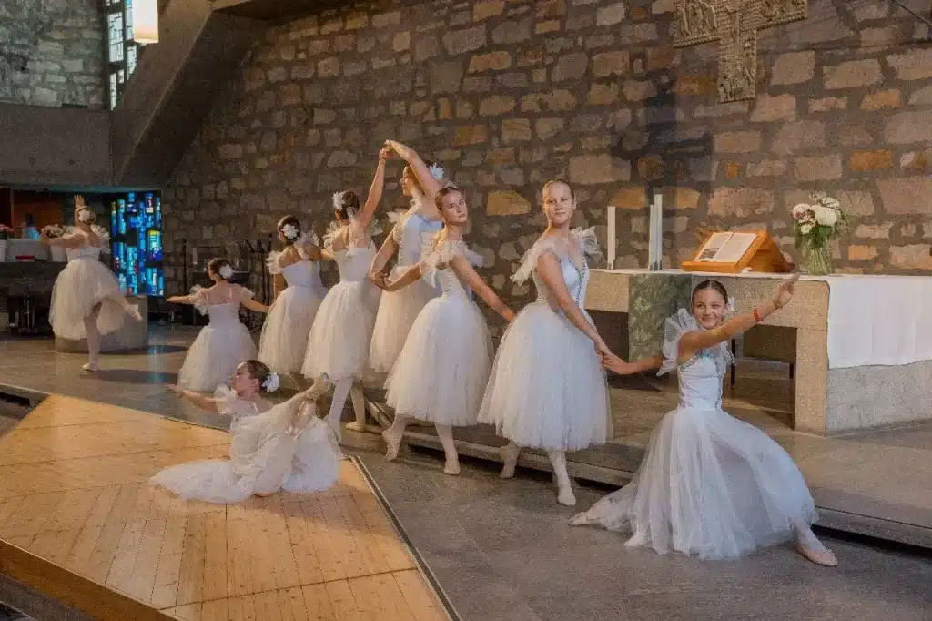 Gruppe Jugendlicher Balletttänzerinnen in weißen Kostümen 2
