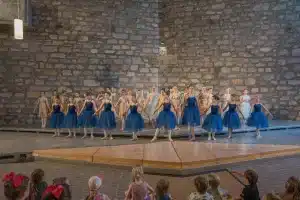 Verschiedene Gruppen von Balletttänzerinnen